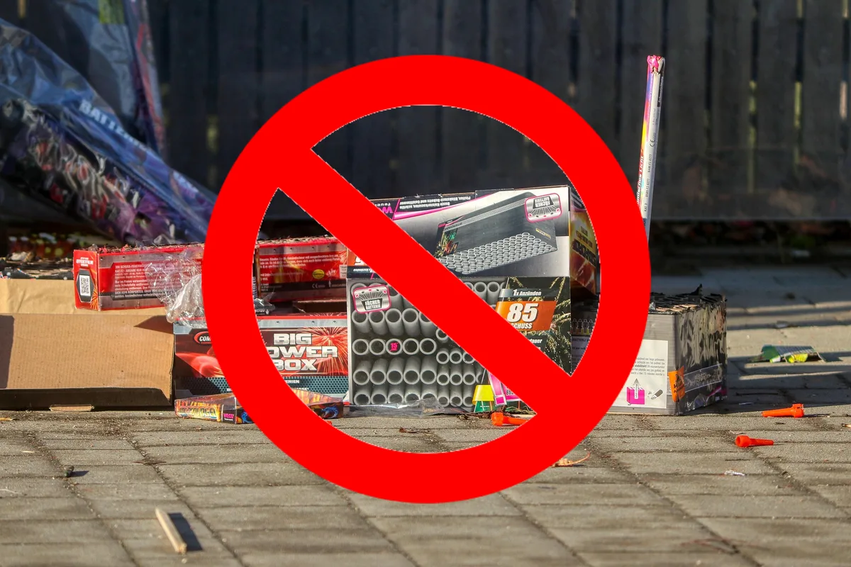 Herumliegendes Feuerwerk, davor ein Verbotszeichen.